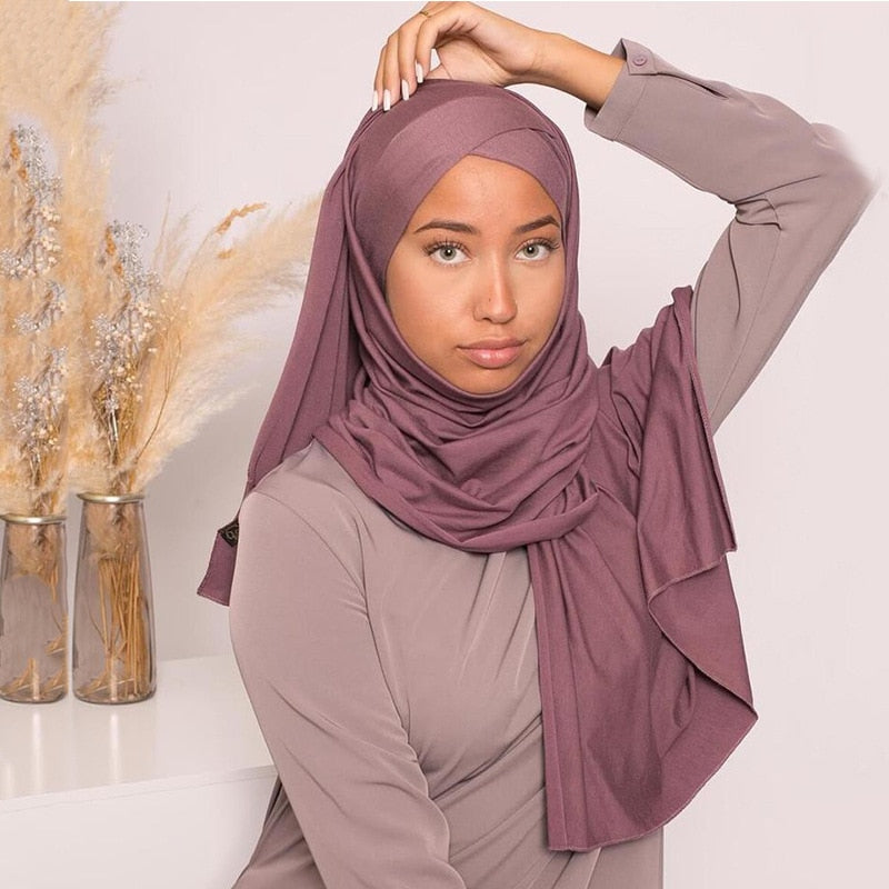 Model Embracing Effortless Charm with Arab Style Instant Head Scarf